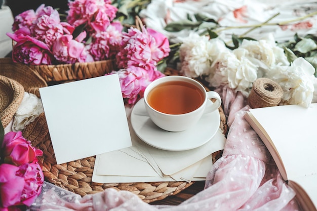 Фото Чашка чая и открытка с местом для текста, концепция доброго утра