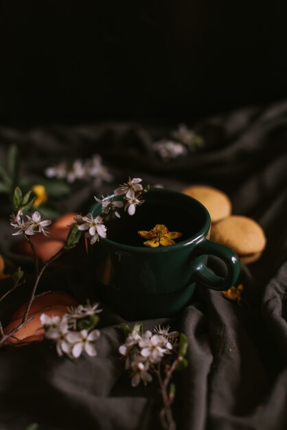 사진 개화 꽃과 차 한잔