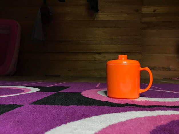 Cup oranje en paarse mat achtergrond met natuurlijke verlichting mooie oranje cup