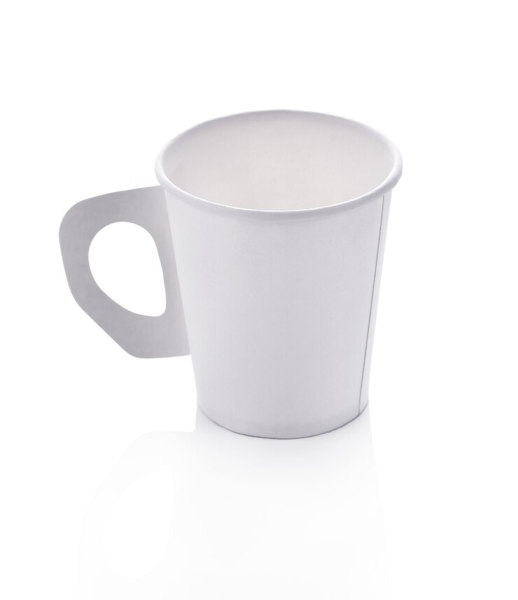 Photo 白い背景にカップ紙のコーヒー