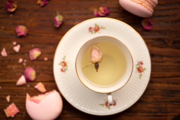 Tazza di tè rosa rosa vista dall'alto sul tavolo