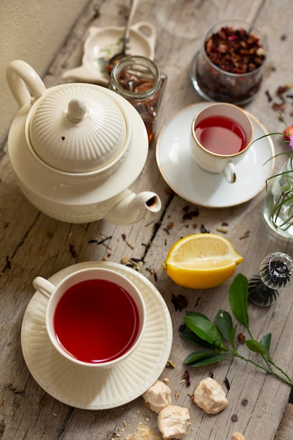 Photo cup of red tea on table