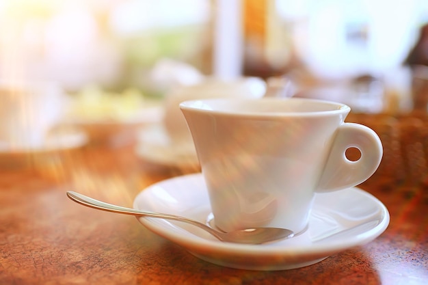 카페에서 서빙하는 컵 커피 야외 아침 식사