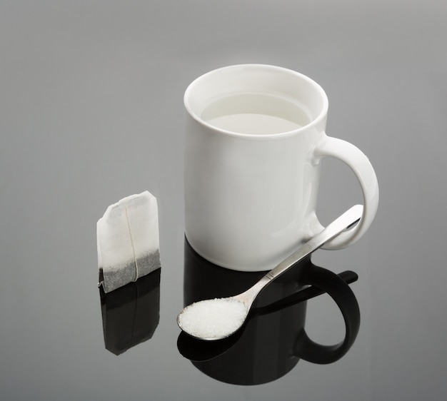 Foto tazza, cucchiaio e bustina di tè