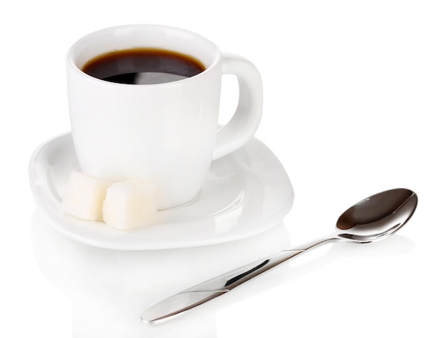 Чашка крепкого кофе, изолированные на белом фоне