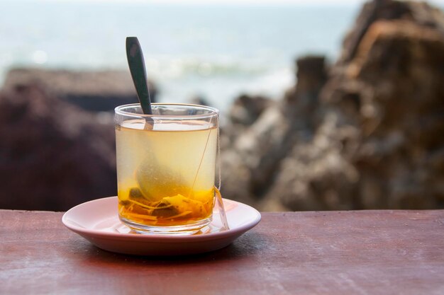 岩の背景にお茶を一杯