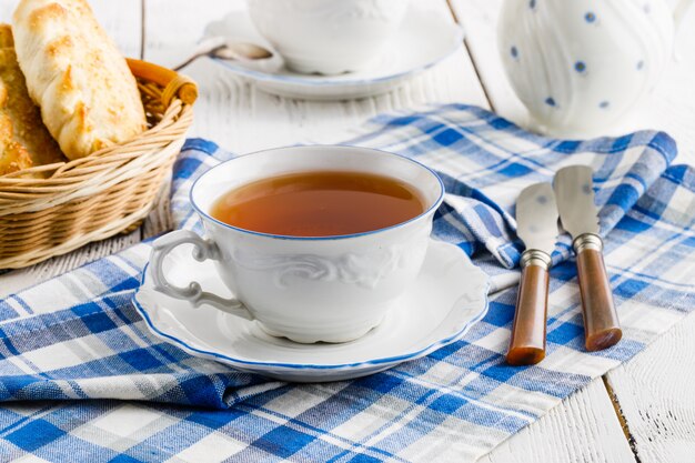 自宅での朝食のための美しいカップでお茶