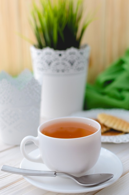 Tazza di tè su un tavolo splendidamente decorato