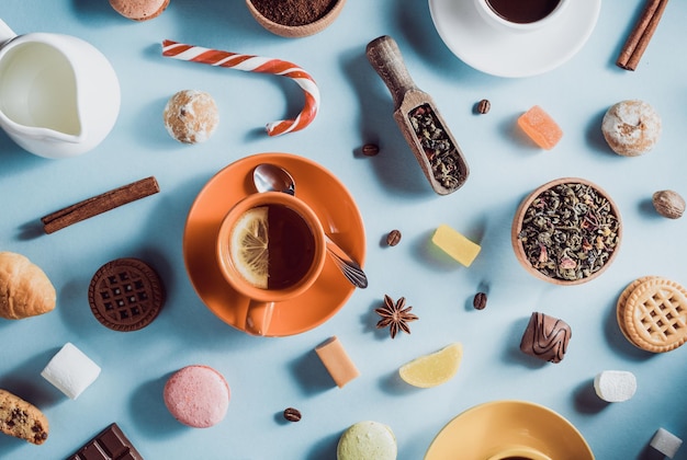 Tazza di tè e caffè a trama di sfondo astratto, vista dall'alto