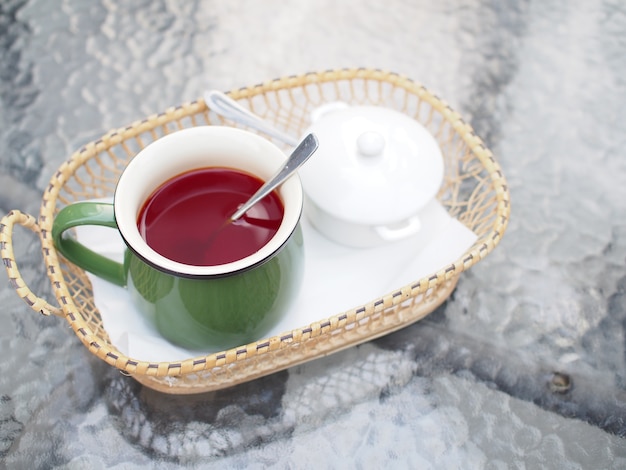 コーヒーショップで紅茶のカップ