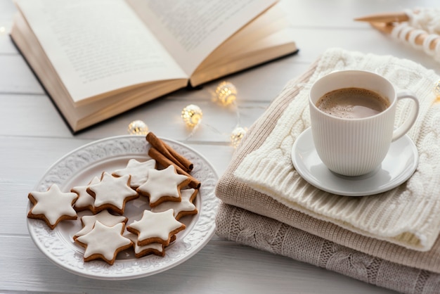 Foto tazza di tè e biscotti