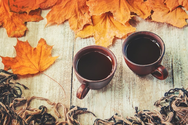 一杯の紅茶と居心地の良い秋の背景。セレクティブフォーカス