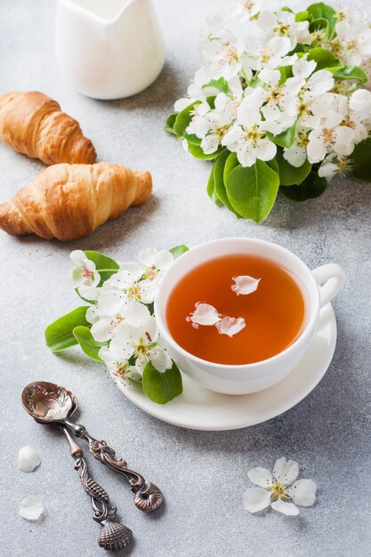 一杯の紅茶とクロワッサン、グレー