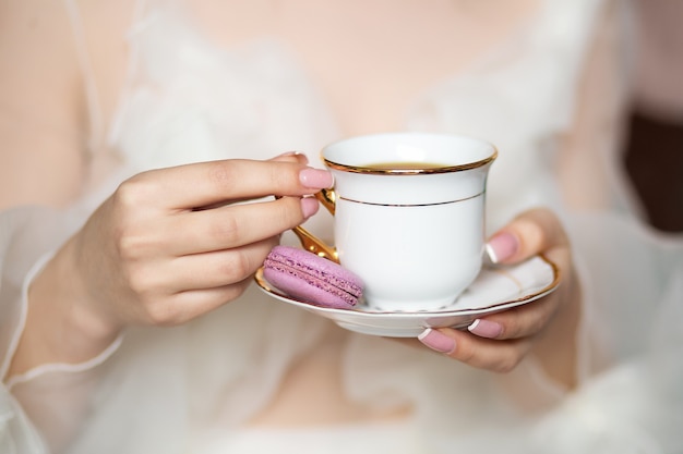 Foto una tazza di tè nelle mani di una ragazza