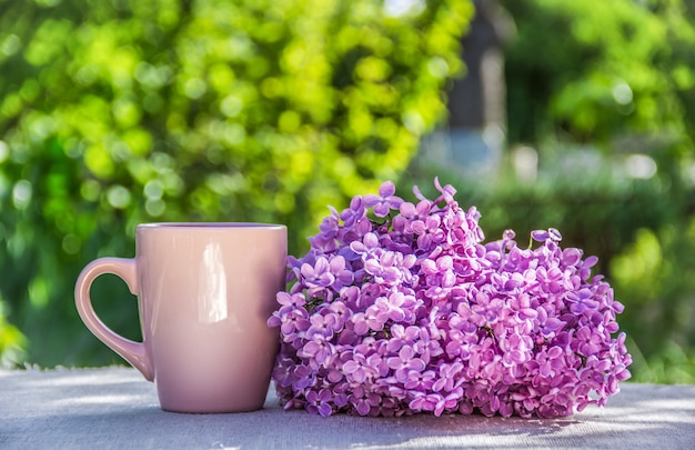 Tazza di tè e fiori lilla