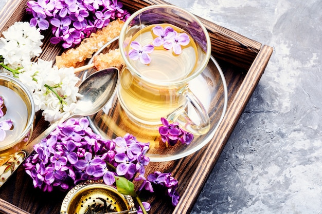 Tazza di tè e fiori di lillà