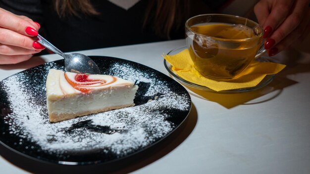 Una tazza di tè e una fetta di torta su un piatto