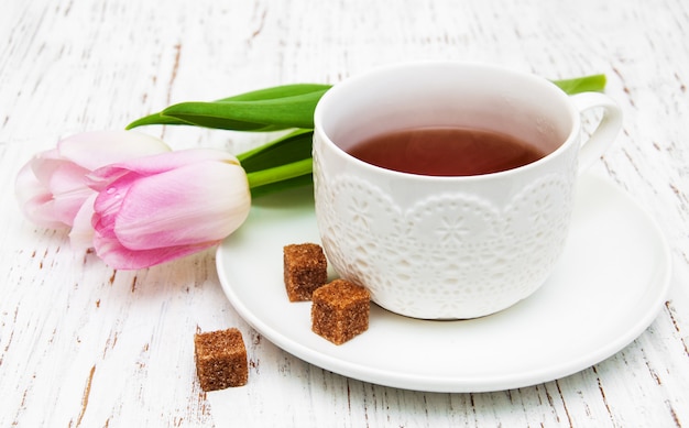 Чашка чая и розовые тюльпаны