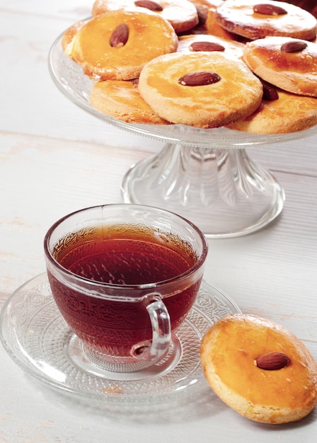 Photo cup of tea and shortbread cookies with an almond