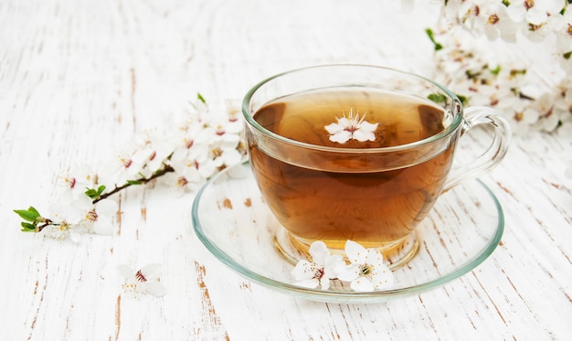 Tazza di tè e fiore di primavera