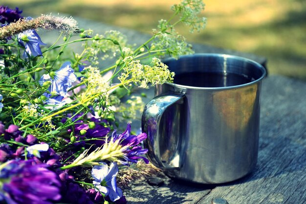 テーブルの花の上に立ってお茶のカップ