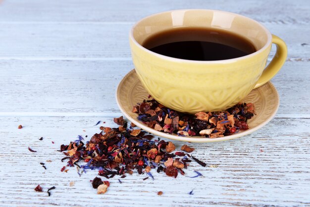 Tazza di tè sul primo piano del tavolo