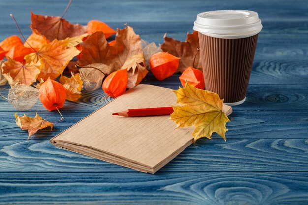 Photo cup of tea with autumn decor on wooden table