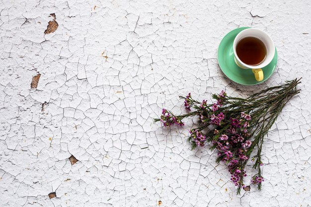 花の背景と紅茶のカップ