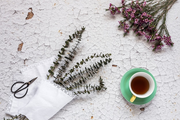 Чашка чая с цветочным фоном
