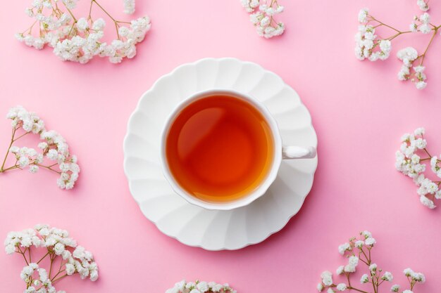 Foto tazza di tè con fiori freschi su sfondo rosa