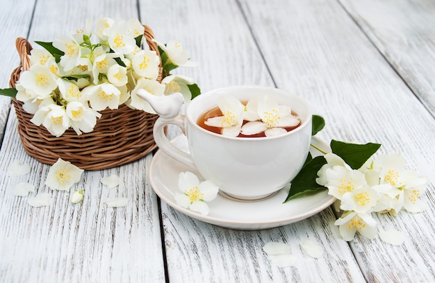 ジャスミンの花とお茶のカップ