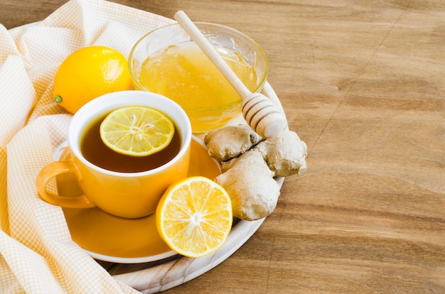 Tazza di tè con limone, zenzero e miele.