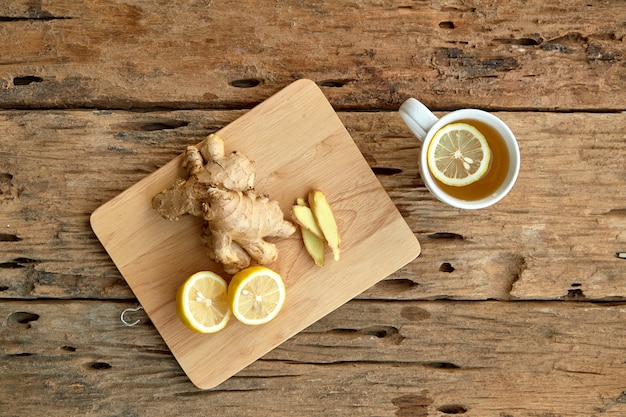 Tazza di tè con limone e zenzero