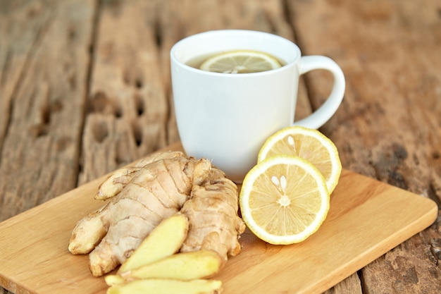 Photo cup of tea with lemon and ginger