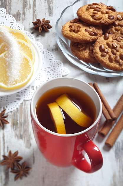 レモンスライスとお茶のカップ