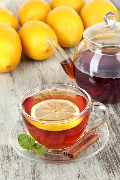 Foto tazza di tè con il limone sul primo piano della tavola