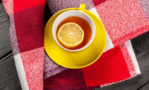 Чашка чая с лимоном на столе