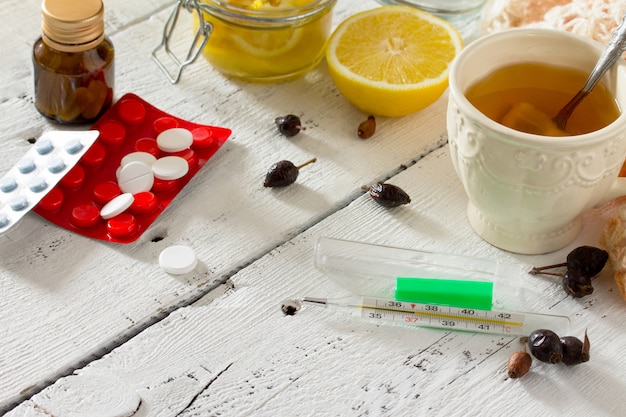 Photo cup of tea with lemon and thermometer