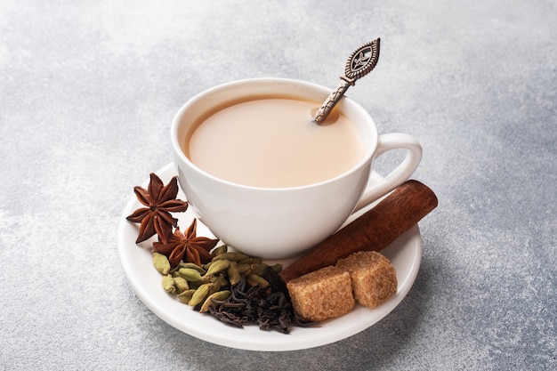 Photo a cup of tea with milk and spices