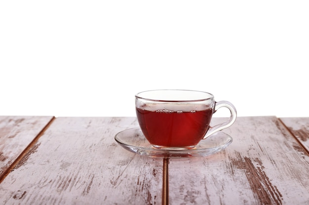 Tazza di tè con menta e limone isolato su un bianco