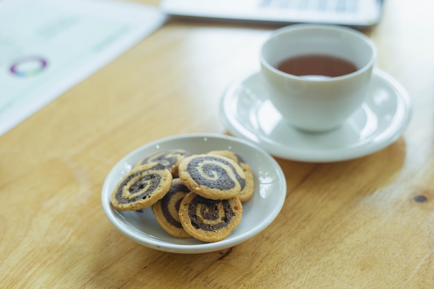 Foto tazza di tè con i biscotti di farina d'avena su un di legno