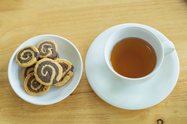 木製のオートミールクッキーとお茶のカップ