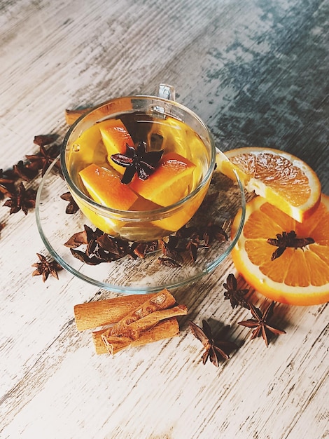 Photo cup of tea with spices and orange