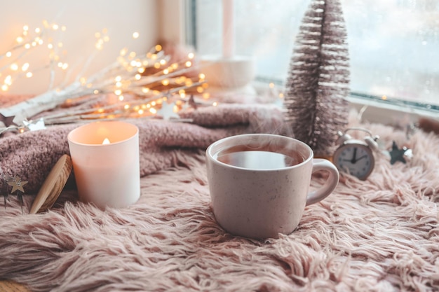 冬の朝の囲気で蒸気のあるお茶のカップ