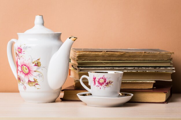 Photo cup of tea with teapot in vintage style