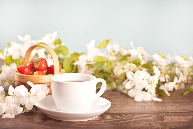 Photo cup of tea with white apple blossoms