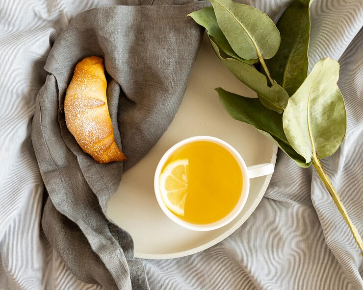 Photo a cup of tee  and croissant breakfast in bed