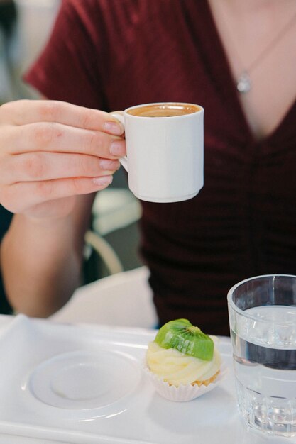 テーブルの上のトルココーヒーのカップ