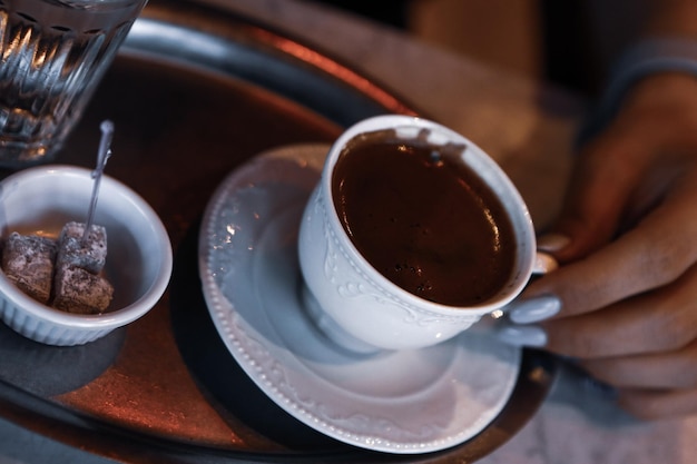 테이블에 터키 커피 한잔