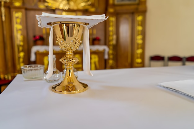 Una tazza di vino sull'altare in una chiesa cattolica.